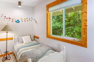 um quarto com uma cama e uma janela em Pintails Lodge em Port Ludlow