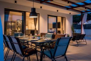 Restoran või mõni muu söögikoht majutusasutuses Villa LucaToni - luxury villa connected with nature - heated pool