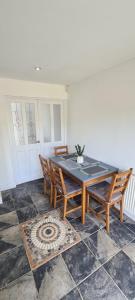 uma mesa de jantar com duas cadeiras em Well presented 3 Bed House- 9 Guests - Great for Leisure stays or Contractors -NG8 postcode em Nottingham