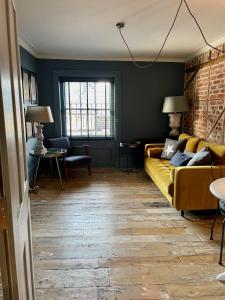 Zona de estar de Fabulous apartment seconds from beach by Whitstable-Holidays, Pudding Pan