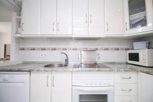 Kuchyňa alebo kuchynka v ubytovaní Duquesa 603 By IVI Real Estate