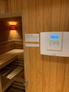 eine kleine Sauna mit einem Thermometer an der Wand in der Unterkunft 2-Zimmer-Whg im Souterrain mit neuer Sauna in Großenseebach
