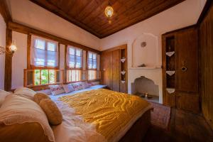 A bed or beds in a room at Meymune Valide Konağı