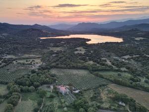 eine Luftansicht auf einen Fluss und einen See in der Unterkunft Domaine du Reginu in Santa-Reparata-di-Balagna