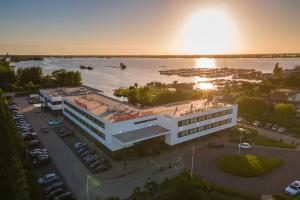 維恩科文的住宿－Leonardo Hotel Vinkeveen Amsterdam，享有河边建筑物的空中景致