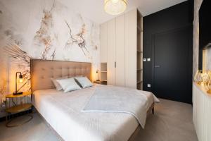 um quarto com uma cama grande e um mural de parede em Apartament Premium 28 Laguna Beskidów nad Jeziorem Żywieckim - Dream Apart em Zarzecze