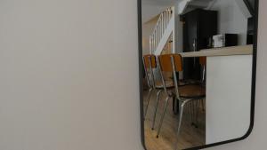 um espelho num quarto com uma mesa e cadeiras em Maison Centre ville " 100 marches" em Morlaix