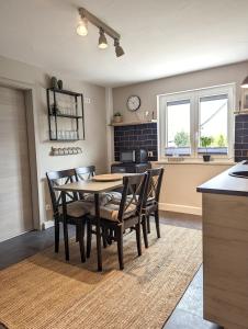 a kitchen and dining room with a table and chairs at Ferienhaus Lausitz in Lauta