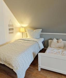 ein Schlafzimmer mit 2 Betten und einer Lampe in der Unterkunft Ferienhaus Lausitz in Lauta
