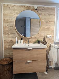 ein Bad mit einem Waschbecken und einem Spiegel in der Unterkunft Ferienhaus Lausitz in Lauta