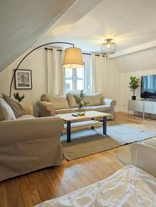 ein Wohnzimmer mit einem Sofa und einem Tisch in der Unterkunft Ferienhaus Lausitz in Lauta