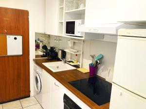 Kuchyň nebo kuchyňský kout v ubytování Blue Summer Vibes - Apartment 6 - AC, parking, beach at 50m, SPA discnt