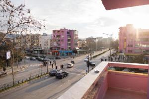 vista su una strada cittadina con auto e edifici di Three doors apartments, Kiwi 1+1 apartment a Tirana