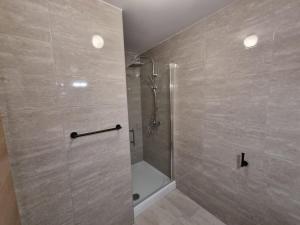 y baño con ducha y puerta de cristal. en Apartment Yellow Porat en Porat