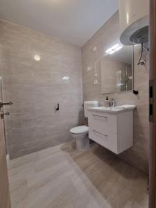 y baño con aseo blanco y lavamanos. en Apartment Yellow Porat en Porat