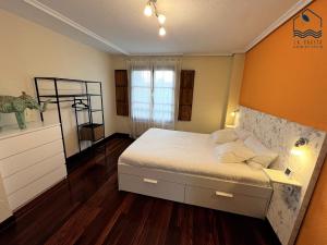 um quarto com uma cama e uma cómoda em La Casita Villa Vacacional em Anero
