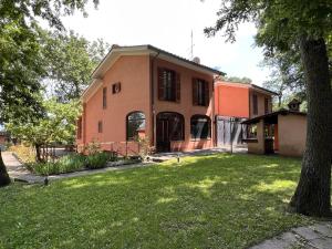 une maison avec une cour d'herbe devant elle dans l'établissement Guest House La Selvotta, à Formello