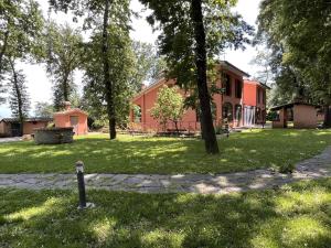 une maison avec des arbres et une passerelle dans l'herbe dans l'établissement Guest House La Selvotta, à Formello