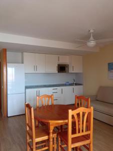 cocina y comedor con mesa y sillas en Apartamentos Satse Moncofa, en Moncófar