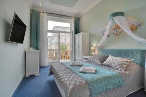 Postel nebo postele na pokoji v ubytování Aphrodite Hotel Marianske Lazne
