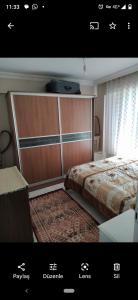 - une chambre avec un lit doté d'une grande tête de lit en bois dans l'établissement Avşa kiralık yazlık ev, à Marmara