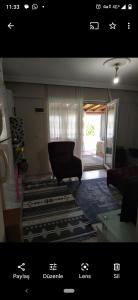 マルマラにあるAvşa kiralık yazlık evのリビングルーム(椅子付)、窓が備わります。