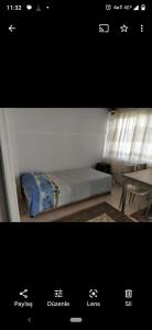 マルマラにあるAvşa kiralık yazlık evのベッド1台とテーブルが備わる部屋