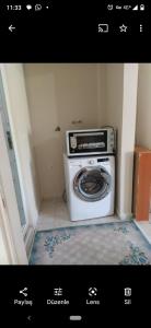 una lavadora en una esquina de una habitación en Avşa kiralık yazlık ev en Marmara