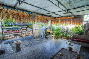 una stanza con molte piante e un pavimento in legno di Naturale Villas a Nusa Lembongan