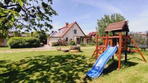 un parque infantil con un tobogán azul en un patio en Ferienhof Bauer, en Gotthun