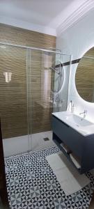 een badkamer met een wastafel en een douche bij Apartamento Dama Centro in Ronda