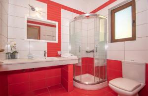 een rood-witte badkamer met een douche en een toilet bij Green Lagoon Villa by "elite" in Zakynthos +27 foto's