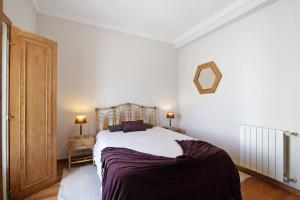 1 dormitorio con cama y espejo en la pared en Casa da Cidade de Loulé en Loulé