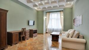 sala de estar con sofá y TV en Aphrodite Hotel Marianske Lazne, en Mariánské Lázně