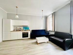salon z kanapą i stołem w obiekcie Apartament URBAN JUNGLE! w Poznaniu