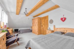 1 dormitorio con 1 cama grande y muebles de madera en Chata Pohádka Vyšní Lhoty en Vyšní Lhoty