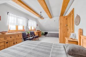 Postel nebo postele na pokoji v ubytování Chata Pohádka Vyšní Lhoty