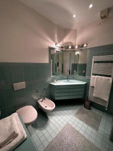 La salle de bains est pourvue d'un lavabo, de toilettes et d'une baignoire. dans l'établissement Casa Roberto, à Riccione