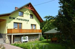 un bâtiment avec un panneau indiquant dw margaritas dans l'établissement D.W MAGURKA, à Rycerka Górna