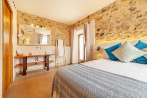 Postel nebo postele na pokoji v ubytování Ōrigins Hotel Boutique - Adults Only