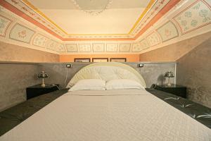 A bed or beds in a room at Dimora patrizia in centro