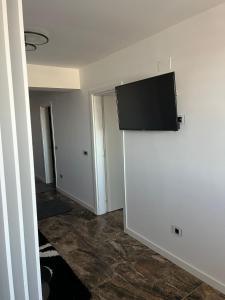 a room with a flat screen tv on the wall at Apartament bloc nou - self check in - free parking in Craiova