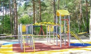 einen Park mit Spielplatz mit Rutschen und Spielstruktur in der Unterkunft Chalets du Lac in Arcizans-Avant
