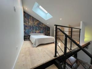 um quarto com uma cama e um quadro na parede em Loft design em Lapalud