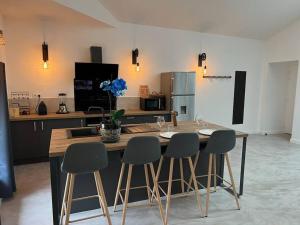 uma cozinha com uma mesa com cadeiras e um balcão em Loft design em Lapalud