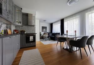 Кухня или мини-кухня в Villa Bauhaus Penthouse Wellness Apartman
