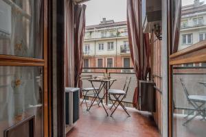 uma vista para uma varanda com uma mesa e cadeiras em A Casa di Enza by Wonderful Italy em Turim