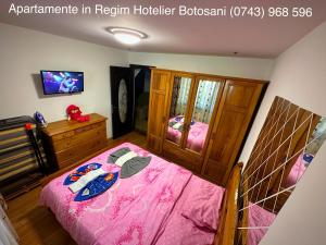 Ένα ή περισσότερα κρεβάτια σε δωμάτιο στο Apartament frumos cu 3 camere situat la partier