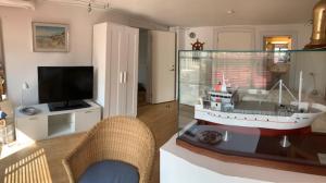 TV a/nebo společenská místnost v ubytování Sønderstrand Downtown Family Rooms ØS47