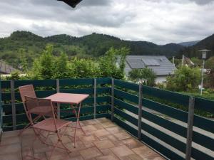 um pátio com uma mesa e cadeiras sobre uma cerca em Haus Magnolia 1 em Kandern